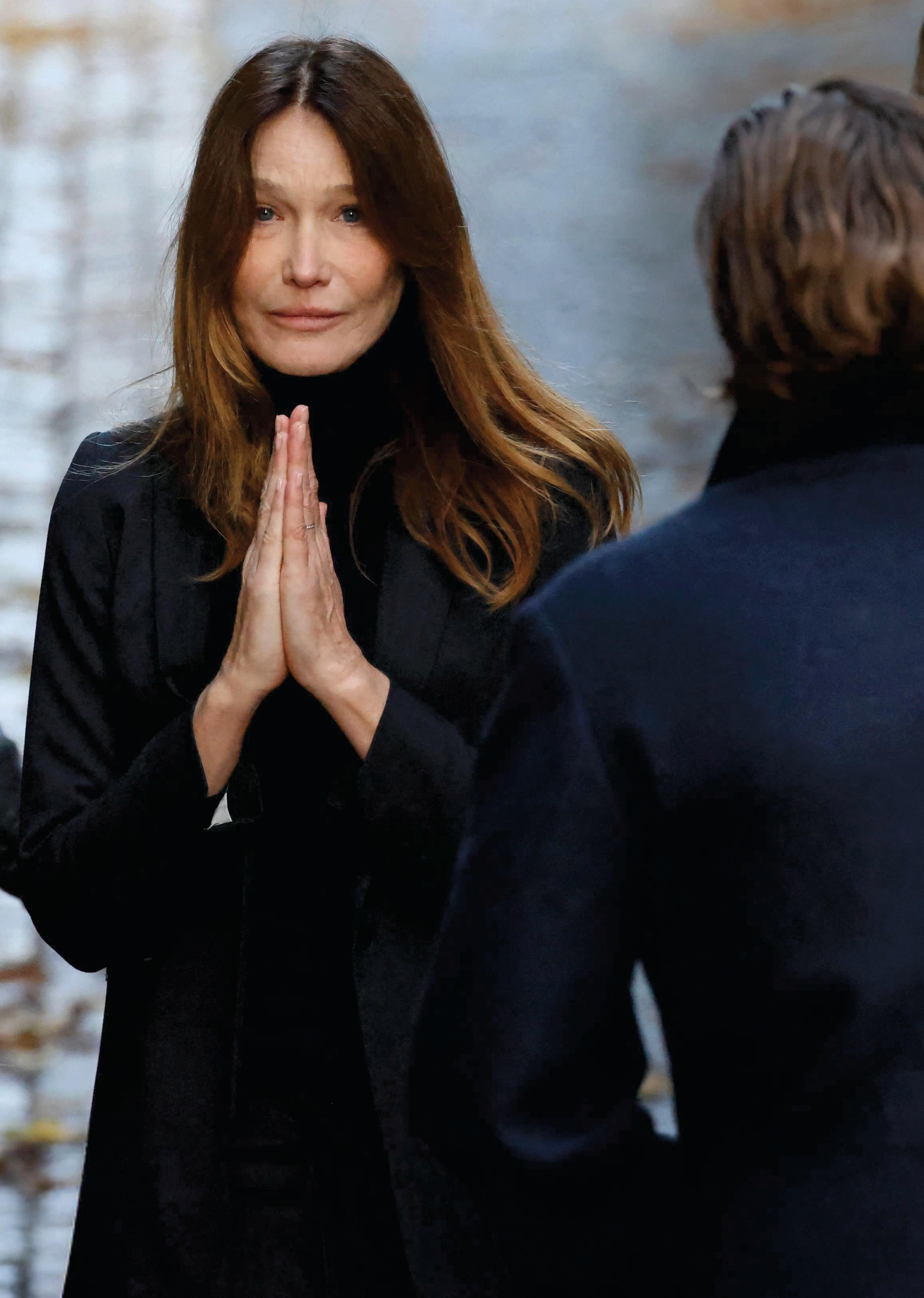 CARLA BRUNI ENTRE LA FORTALEZA Y LA ANGUSTIA, EN LAS HORAS MÁS DIFÍCILES, DESPIDE A SU MARIDO, NICOLAS SARKOZY, A LAS PUERTAS DE LA CÁRCEL