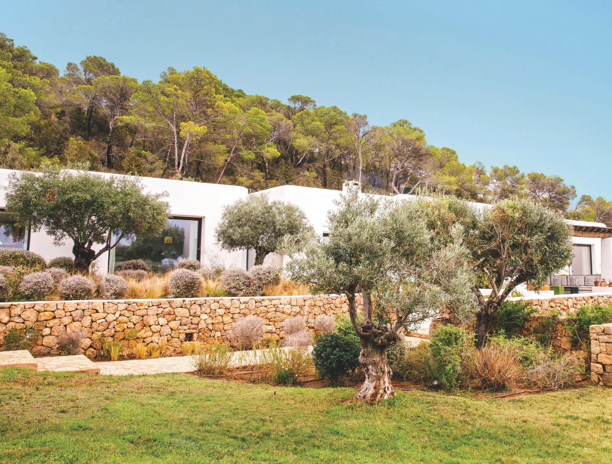 EMMA ROIG NOS RECIBE EN SU REFUGIO DE IBIZA, UNA IMPRESIONANTE VILLA EN EL CORAZÓN DE LA ISLA