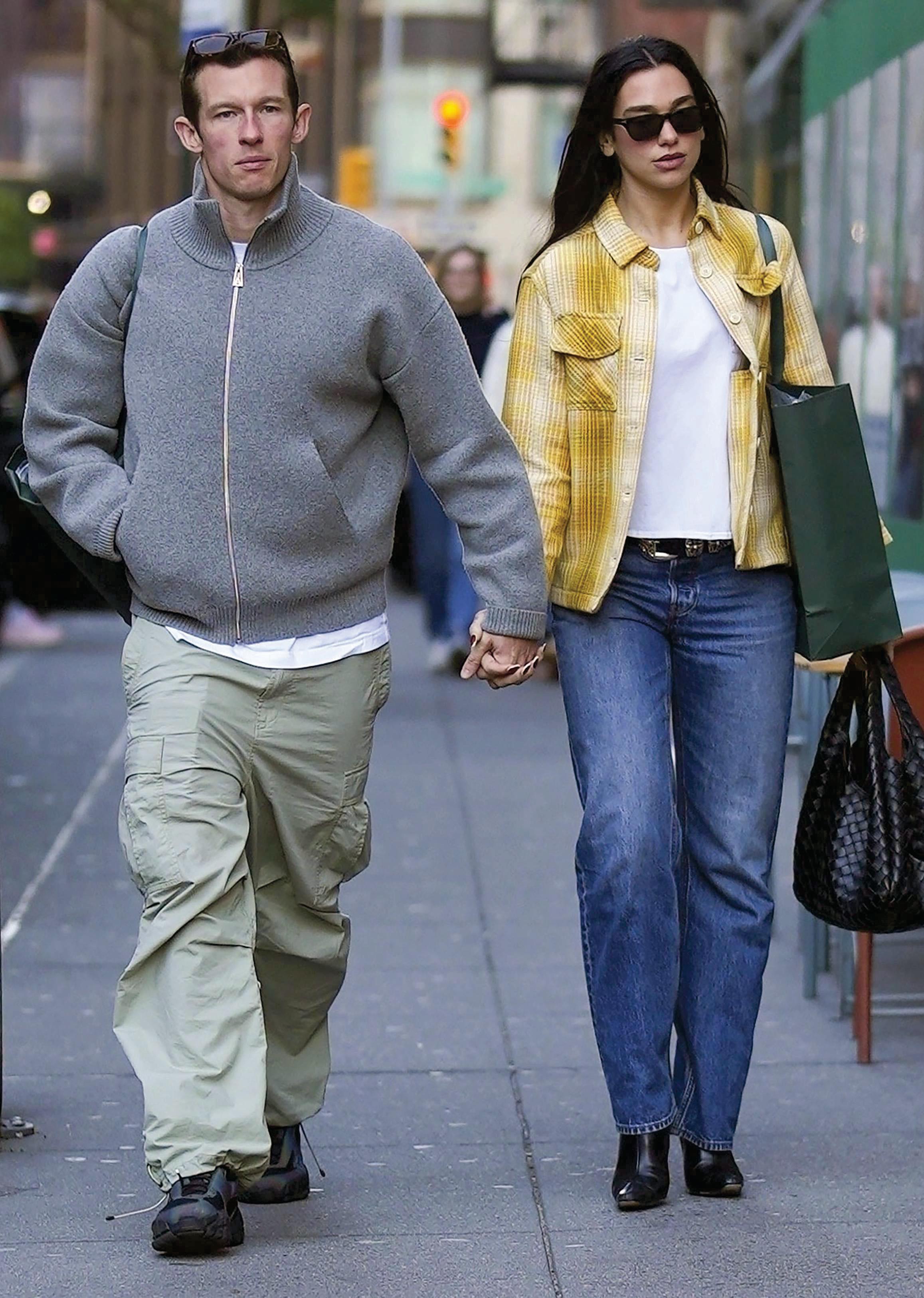 DUA LIPA Y CALLUM TURNER