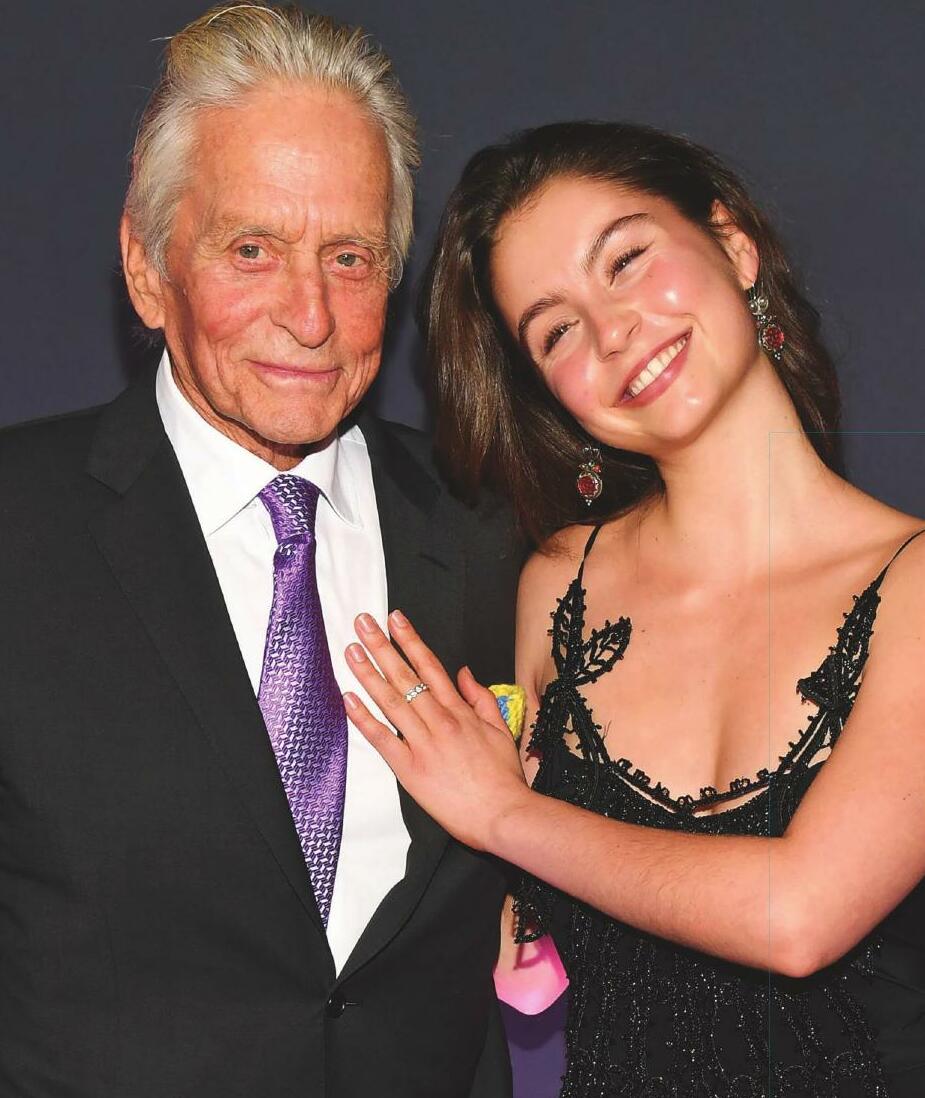 MICHAEL DOUGLAS Y SU HIJA, CARYS «GLAMOUR», COMPLICIDAD Y UN GUIÑO MUY ZETA. JONES