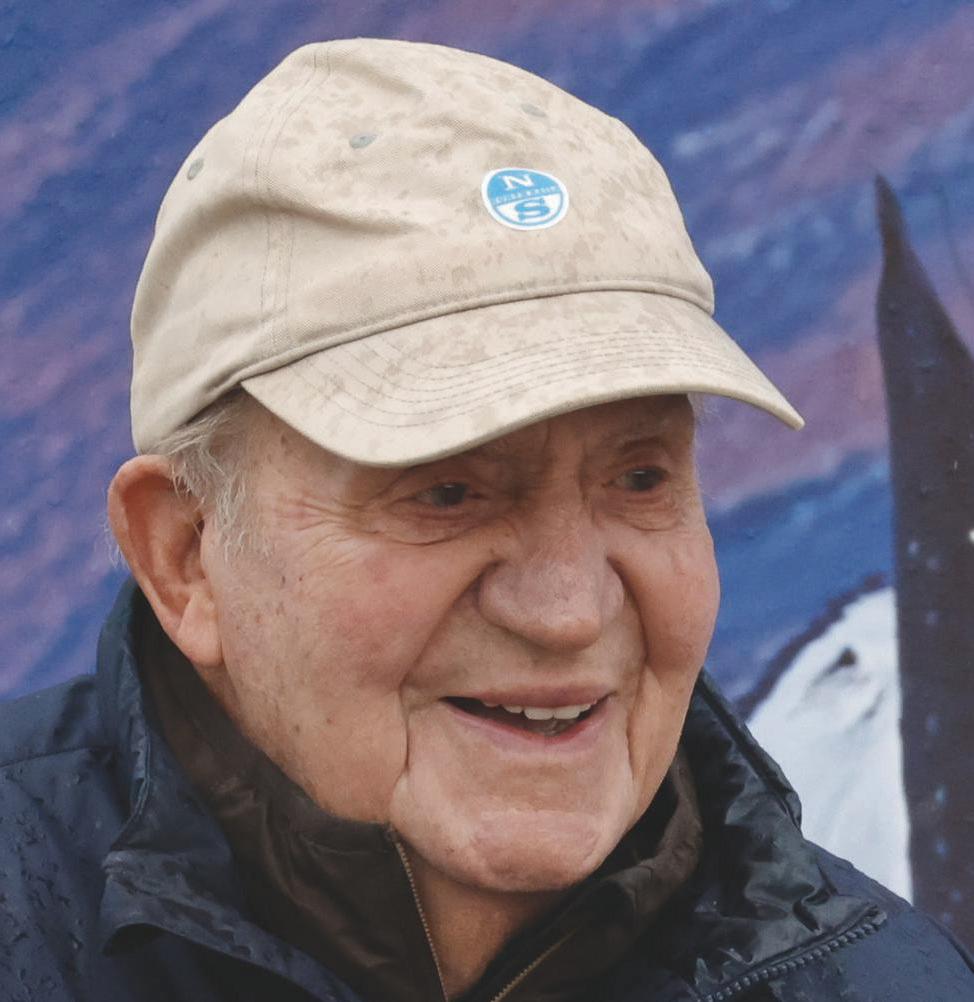 EL REY JUAN CARLOS REENCUENTROS Y UNA CITA CON EL MAR EN ESPAÑA, EN MEDIO DEL LANZAMIENTO DE SUS MEMORIAS EN FRANCIA