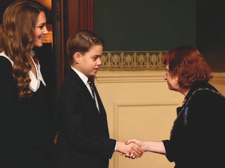 EL PRÍNCIPE GEORGE DA UN IMPORTANTE PASO COMO FUTURO REY, DE LA MANO DE SU MADRE