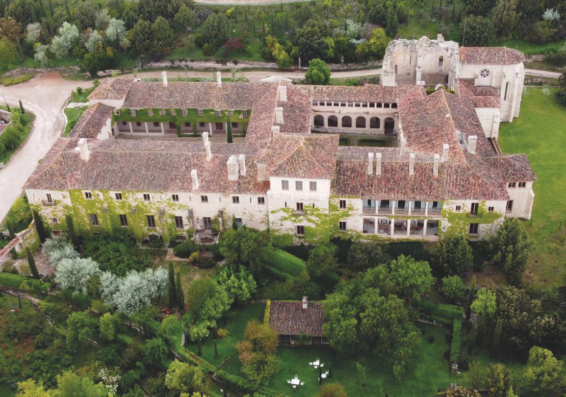 ENTRAMOS EN EL MONASTERIO DE SAN PELAYO DE CERRATO LA OBRA MONUMENTAL QUE LUCÍA URBAN Y JUAN MANUEL GONZÁLEZ SERNA HAN DEVUELTO A LA VIDA