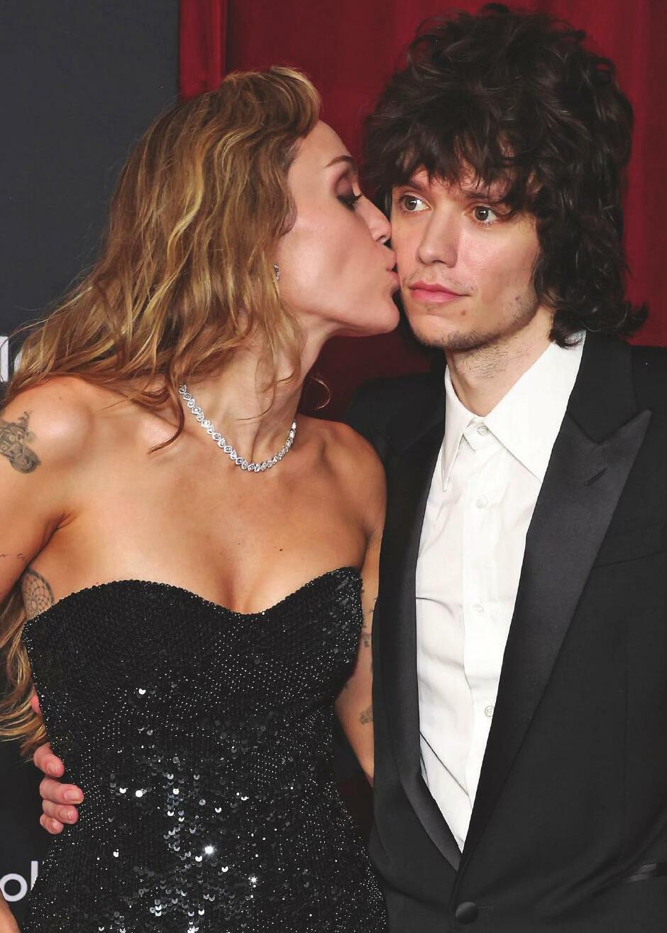 MILEY CYRUS Y MAXX MORANDO SE COMPROMETEN: DE UNA CITA A CIEGAS A UN ANILLO «HECHO A MEDIDA» DE MÁS DE MEDIO MILLÓN DE EUROS