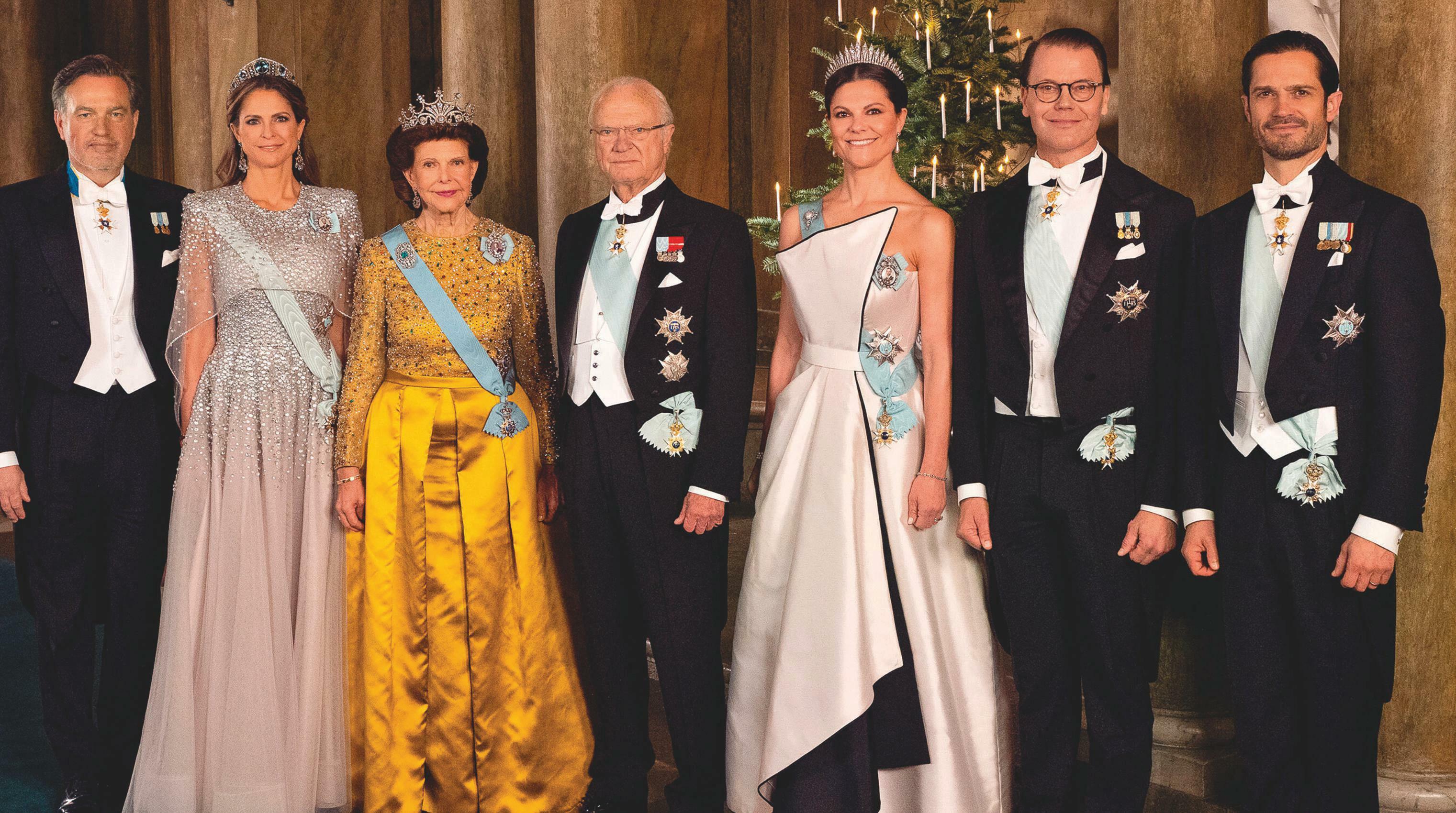 LA REINA, VICTORIA Y MAGDALENA SACAN SUS TESOROS PARA DAR BRILLO A UNOS NOBEL ENSOMBRECIDOS POR LA POLÉMICA