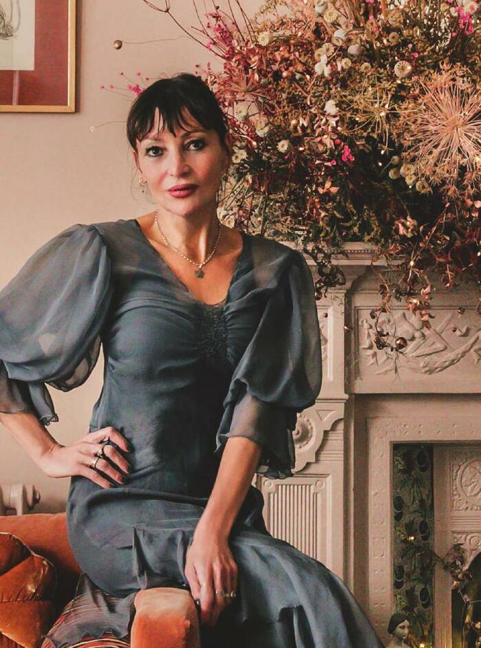 LA DISENADORA Y CANTANTE PEARL LOWE NOS ABRE LAS PUERTAS DE SU NUEVA CASA, UN SINGULAR Y EXCLUSIVO UNIVERSO EN LONDRES