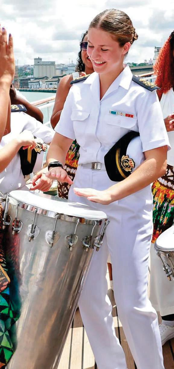 LA PRINCESA LEONOR Y LA INFANTA SOFÍA ABREN SU ÁLBUM INÉDITO Y MÁS ESPECIAL PARA CERRAR EL AÑO