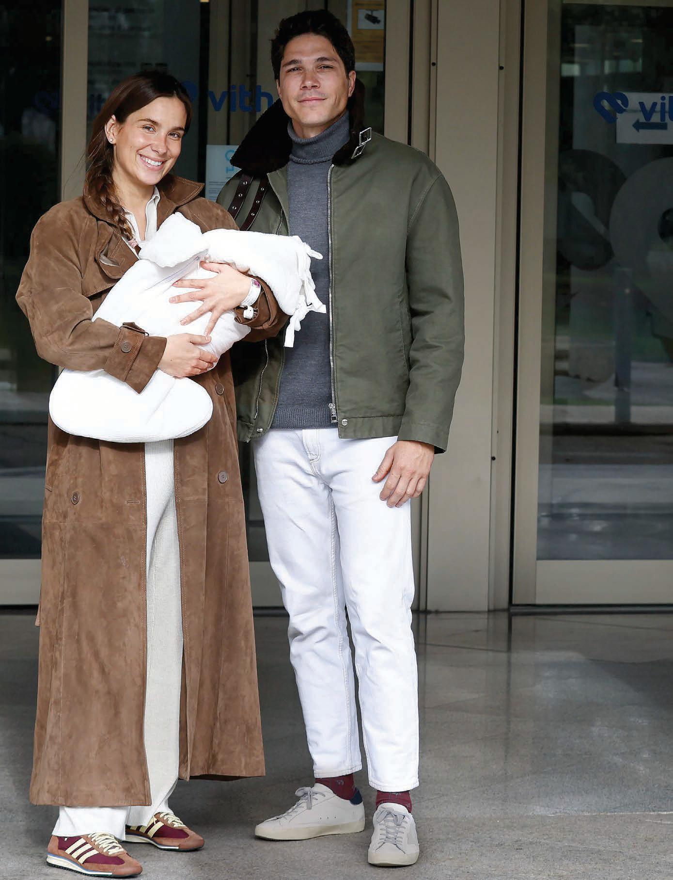 MARÍA POMBO Y PABLO CASTELLANO YA ESTÁN EN CASA CON SU MEJOR REGALO: MARIANA, SU TERCERA HIJA
