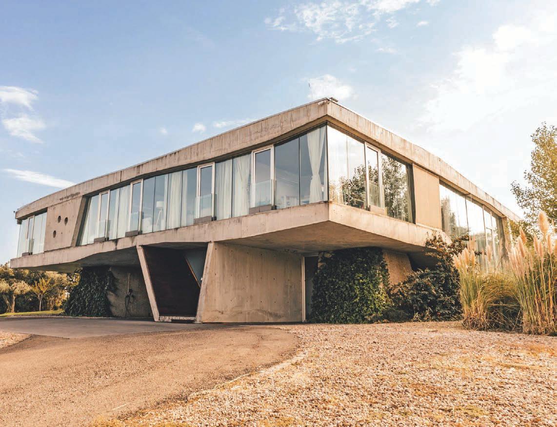 MARTÍN Y NINA VARSAVSKY NOS RECIBEN EN SU CASA, UNA ESTRUCTURA SINGULAR DE HORMIGÓN Y CRISTAL, CON VISTAS A LA SIERRA MADRILEÑA