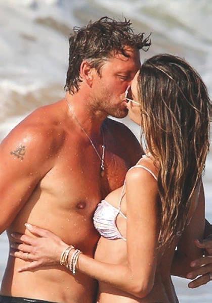 ALESSANDRA AMBROSIO EL CHAPUZÓN MÁS SEXI DEL INVIERNO, CON BUCK PALMER, PARA CELEBRAR SU PRIMER ANIVERSARIO JUNTOS