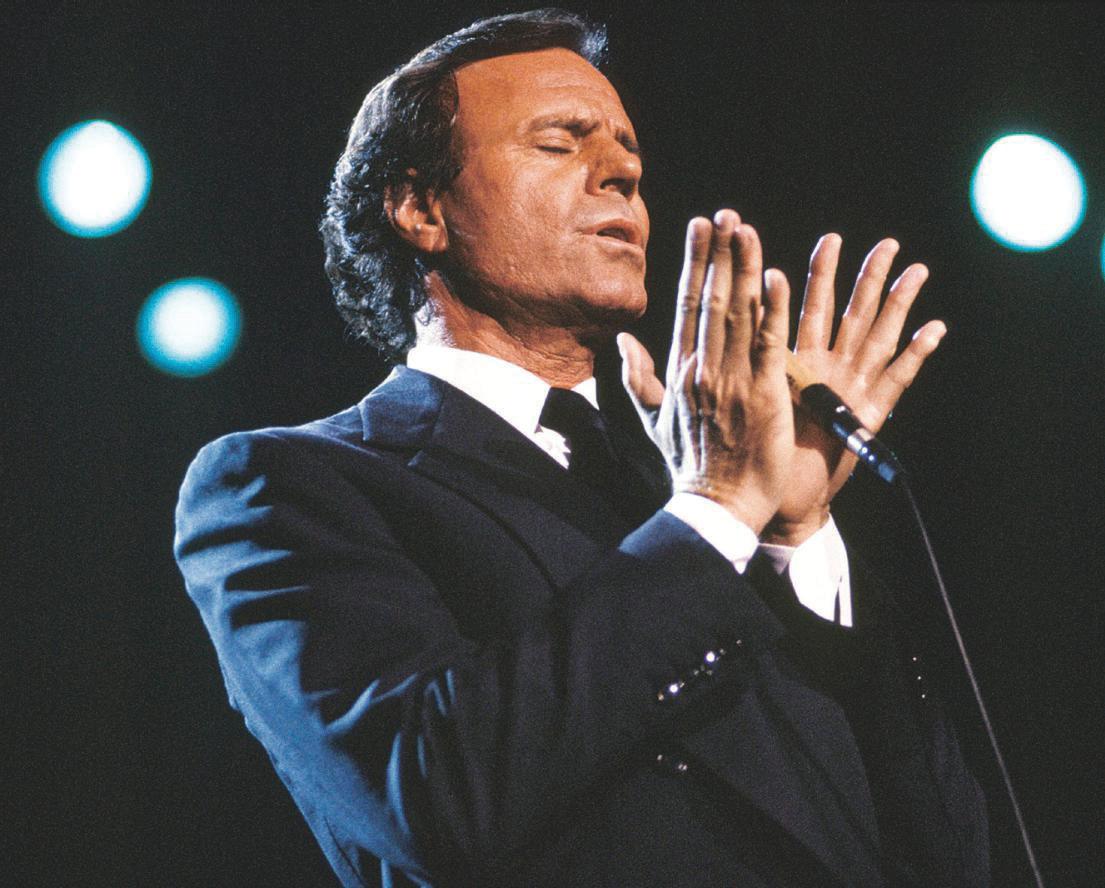 JULIO IGLESIAS ROTUNDO Y ENTRISTECIDO, HACE FRENTE A LAS ACUSACIONES CON EL APOYO DE SU FAMILIA Y AMIGOS: «SON ABSOLUTAMENTE FALSAS», DICE EL ARTISTA, QUE NO COMPRENDE «TANTA MALDAD»>