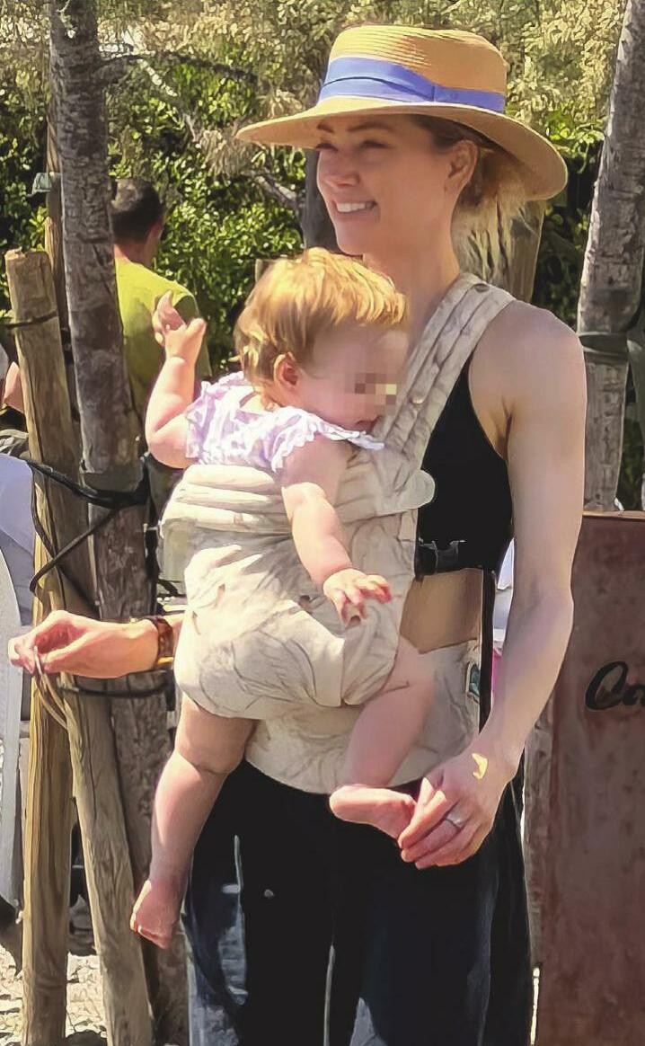 AMBER HEARD CADA DÍA MÁS ENAMORADA DE ESPAÑA: ELIGE CADAQUÉS PARA UNA ESCAPADA CON SU FAMILIA NUMEROSA