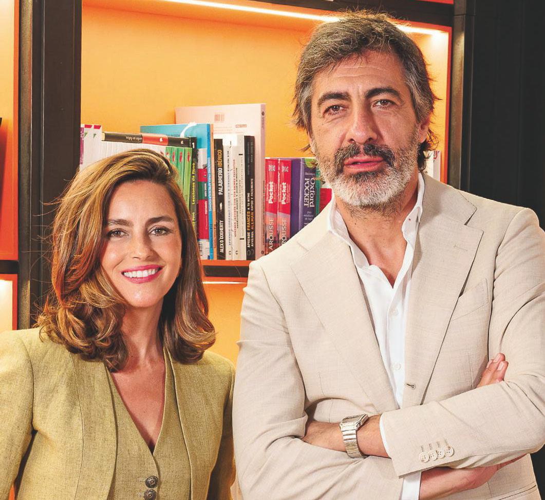 ASÍ HA SIDO EL CLUB DE LECTURA DE «¡HOLA!»: LA DIVERTIDA TARDE DE SECRETOS Y RISAS DE JUAN DEL VAL