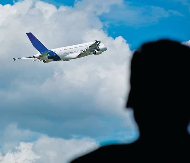 Женщина в самолете. Flight что значит. План полета воздушного судна пример. Снять перед полетом. Название самолетов пассажирских.