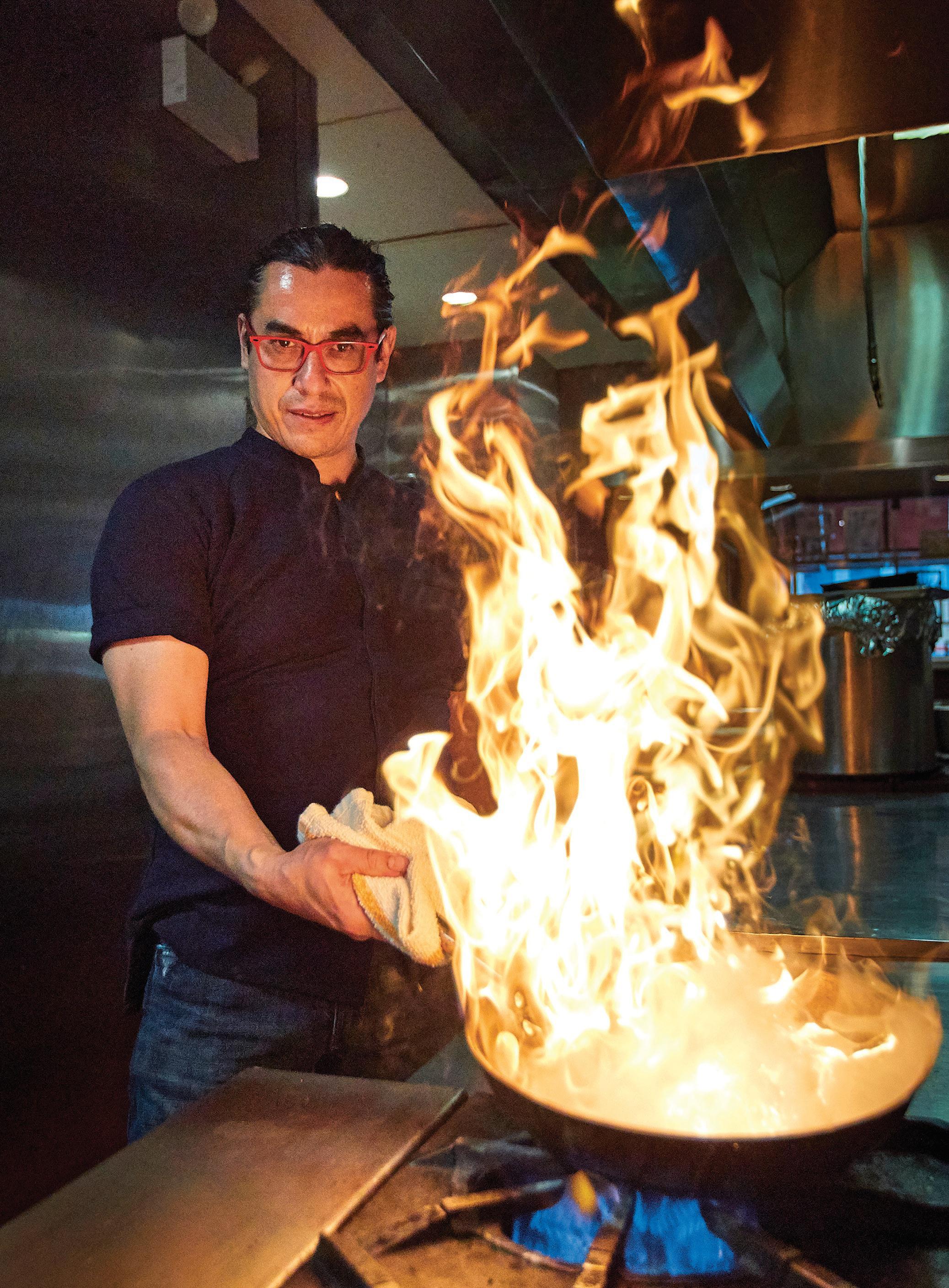 Sabor a Huitzuco Carlos Gaytán no es un cocinero común y corriente. Está siempre buscando cómo evolucionar, aprender y experimentar de la mano de su equipo, con los ingredientes de siempre, aquellos que despertaron su gusto desde niño, y otros distintos que redondean sus platillos de rechupete. Tzuco, su restaurante en Chicago, es una parada obligatoria para consentir el paladar.