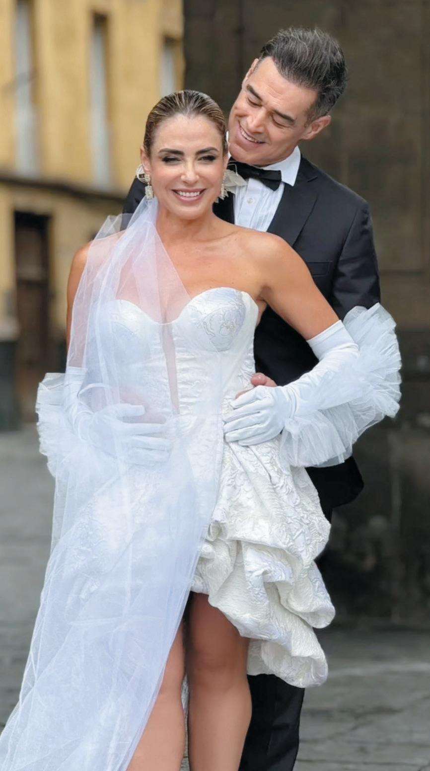 CARMEN MUÑOZ Y JUAN ÁNGEL ESPARZA ¡A PRUEBA DE TODO! | TVyNovelas -  celebrity - Read this story on Magzter.com, image size:866x1552