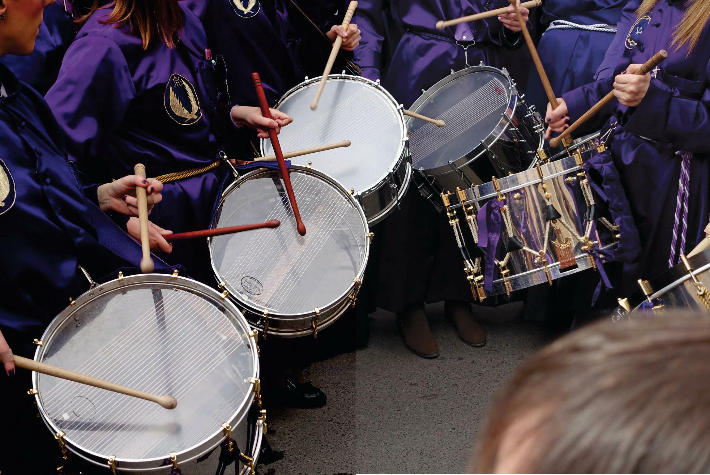 ENTRE EL ESTRUENDO DE LOS TAMBORES Y LA FUERZA DE LA TRADICIÓN