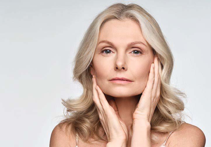 CUIDADO DEL CABELLO A LOS 50 AÑOS TIPS PARA MANTENERLO FUERTE Y BRILLANTE