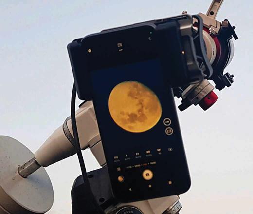 Smartphone photography with a telescope