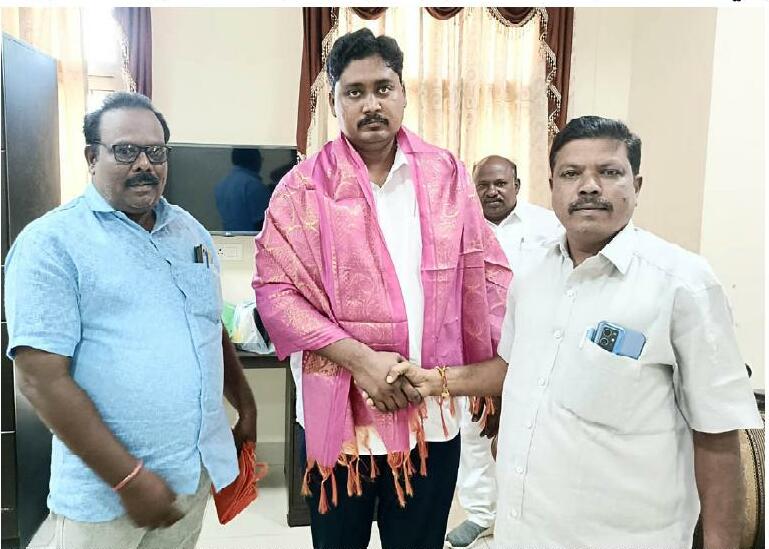 మాల వెల్ఫేర్ కార్పొరేషన్ చైర్మన్ కలిసిన కొమ్మెట్ట ధనుంజయరావు