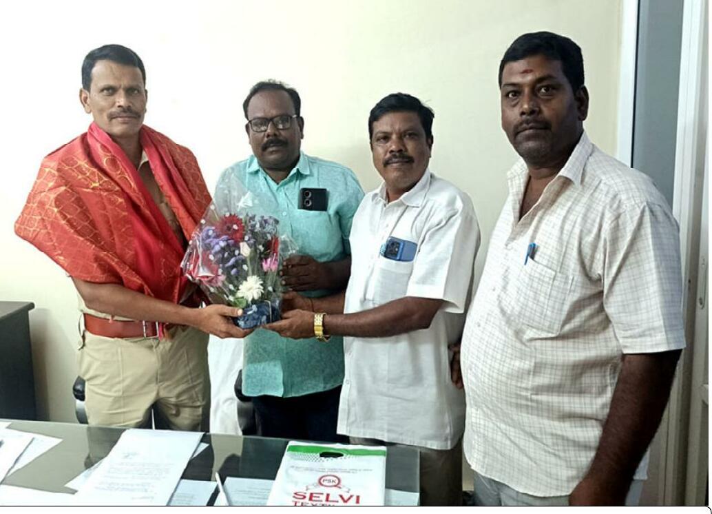 తాలూకా సిఐ నిత్యబాబు ను సన్మానించిన దళితుల సంఘం నాయకులు కురుక్షేత్రం దినపత్రిక ఎడిటర్ గందోడి హరిప్రసాద్,