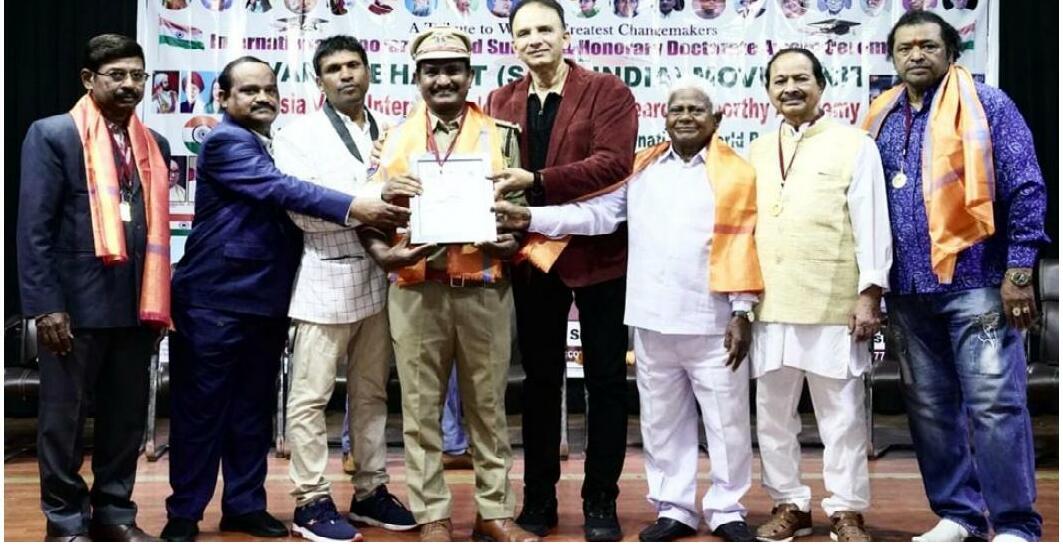 నేషనల్ అవార్డు అందుకున్న అందాల చంద్రుడు డాక్టర్ రాజేందర్ రాజు కాంచనపల్లి.