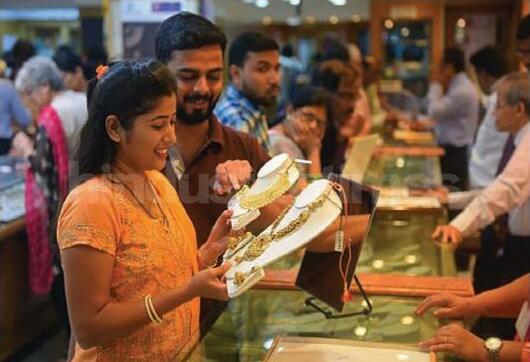 E-commerce platforms roll out grand sale strategies to boost festive spending