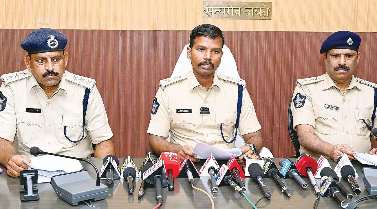 చిత్తూరు జిల్లాలో ఎర్రచందనం అక్రమ రవాణా