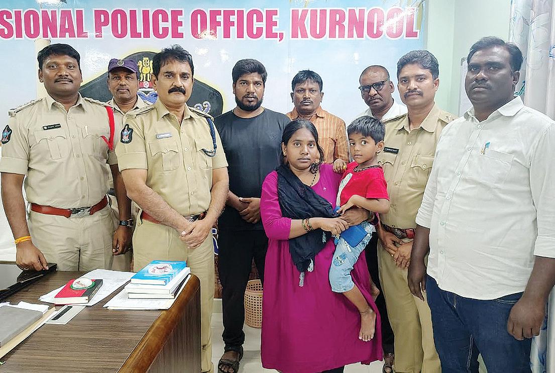 తప్పిపోయిన బాలిక.. వెతికి తెచ్చిన పోలీసులు