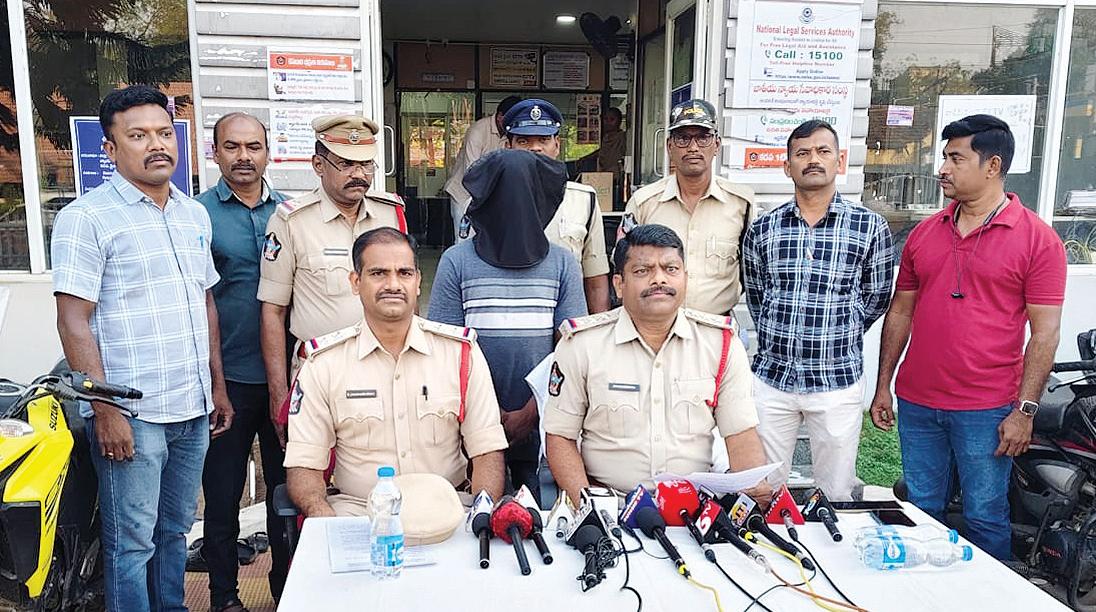 మెకానిక్ ముసుగులో వాహనాలు చోరీ