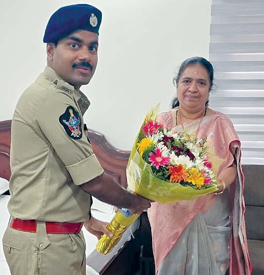 పుష్ప గుచ్చం అందజేత