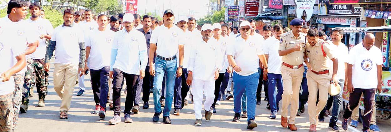 జన సంద్రంలా సాగిన చైతన్యం... డ్రగ్స్పై యుద్ధం