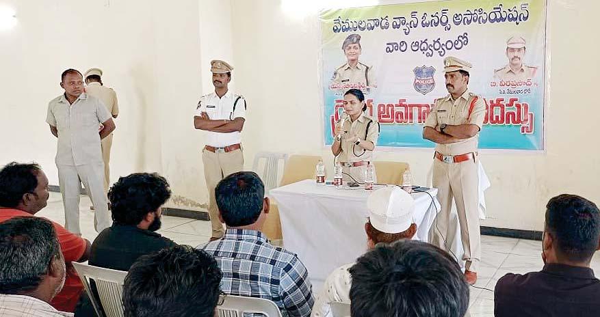 భారీ వాహన డ్రైవర్లకు అవగాహన సదస్సు
