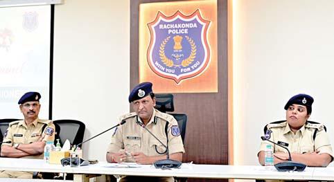 పోలీసు అధికారులకు సత్కారం