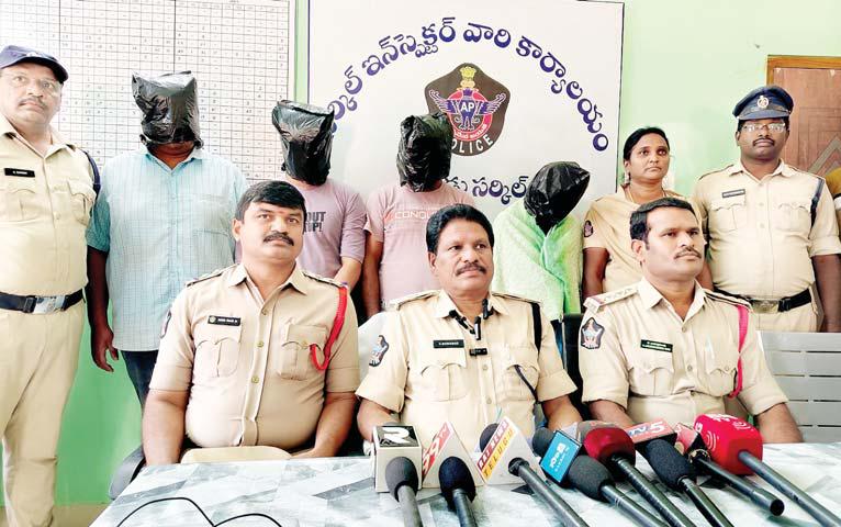 'డిజిటల్ అరెస్ట్' పేరుతో మోసాలు