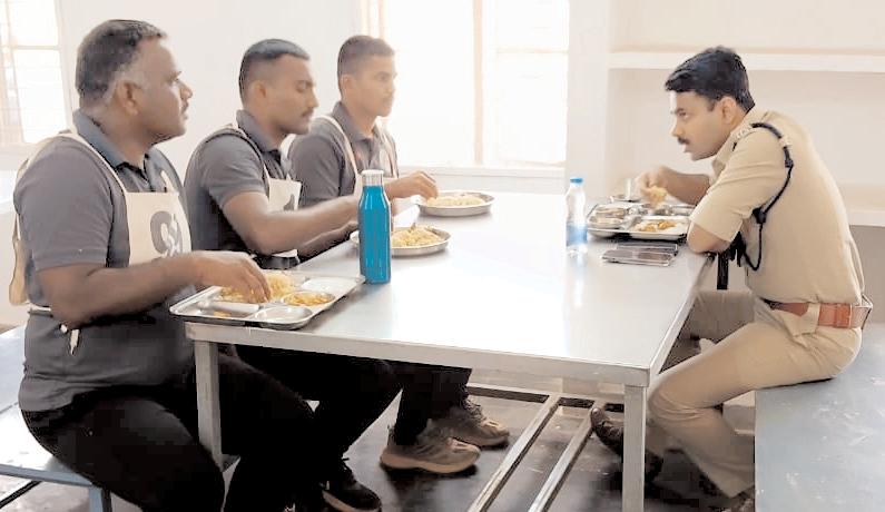 పోలీస్ ఉద్యోగం సాధించినందుకు గర్వపడాలి