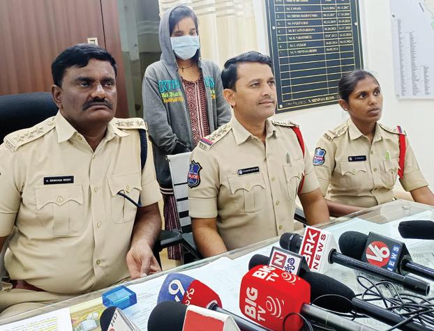 తల్లిదండ్రులను చంపేసిన కన్న కూతురు