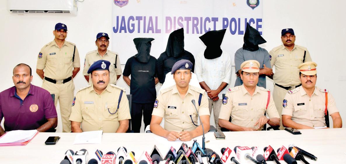 విదేశీ ఉద్యోగాల పేరుతో మోసం - గ్యాంగ్ అరెస్ట్