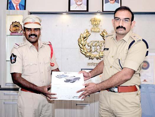 పోలీసులకు అధునాతన డ్రోన్ వితరణ