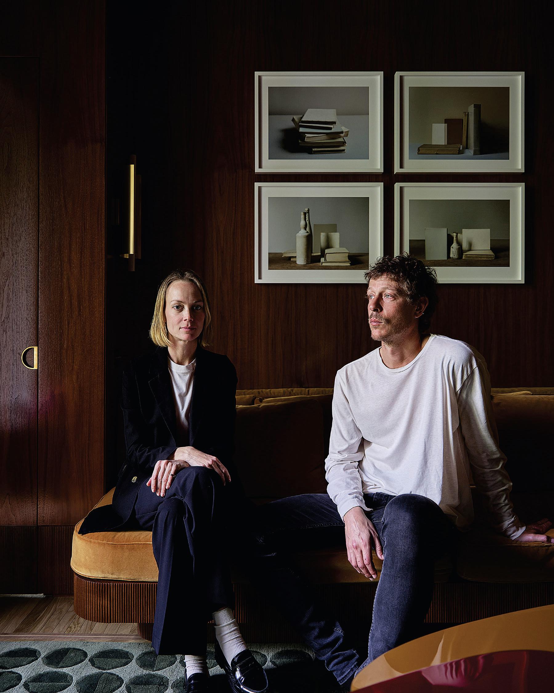 STUDIO DRAGÓ TRANSFORMS A TURN-OF-THE20TH-CENTURY MILANESE APARTMENT INTO A SLEEK PIED-À-TERRE FOR A STYLISH AMERICAN COUPLE WHO LOVE TO ENTERTAIN