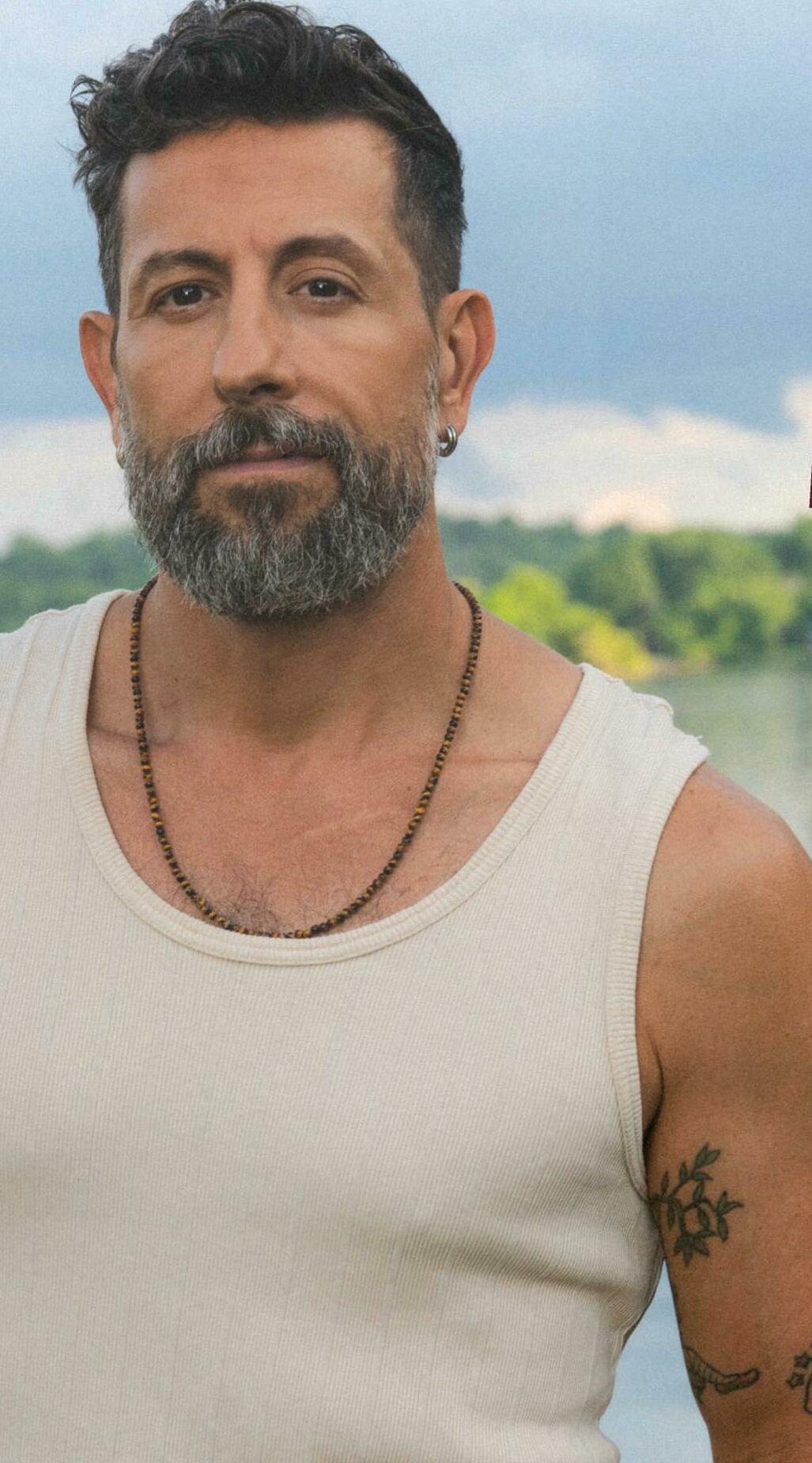 A COUNTRY STAR CONQUERS HIS PAIN