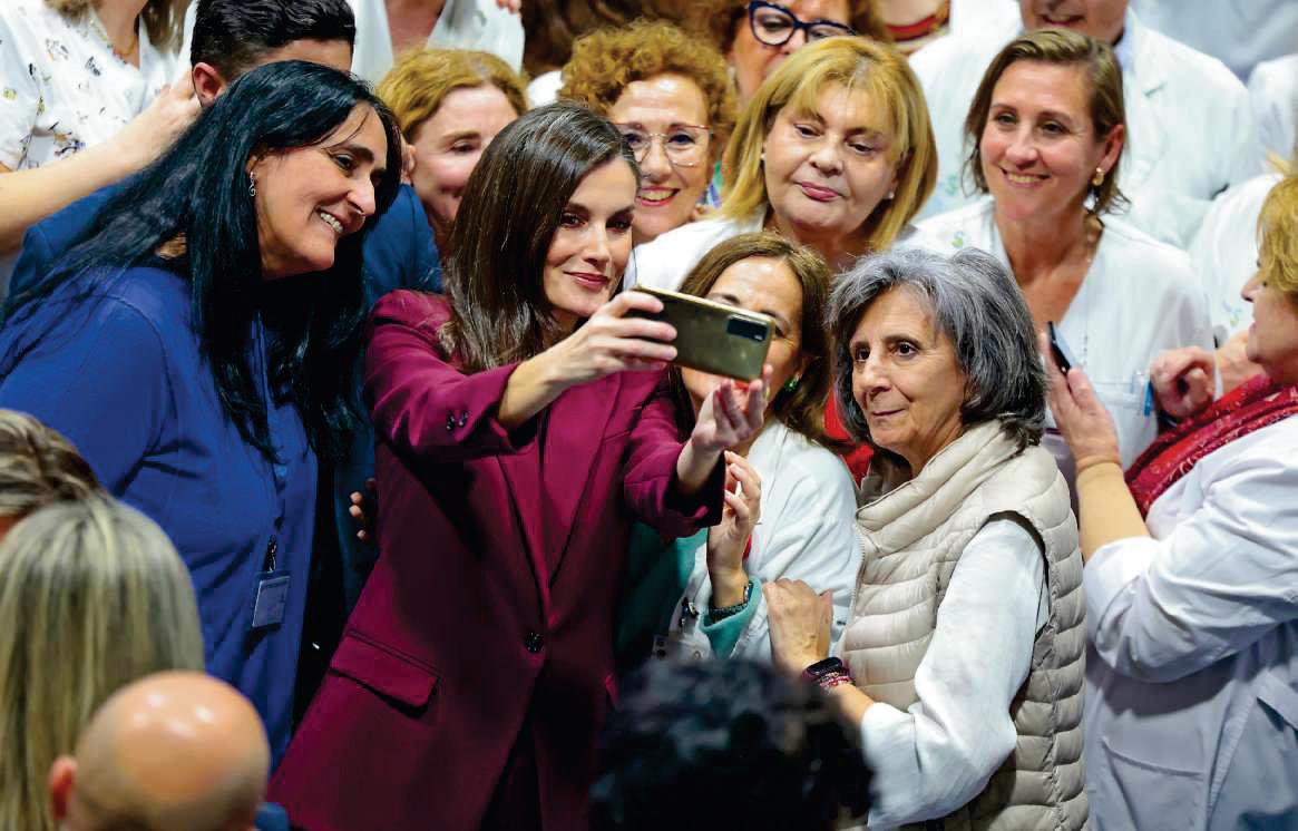 LETIZIA se corona de nuevo reina de los selfies