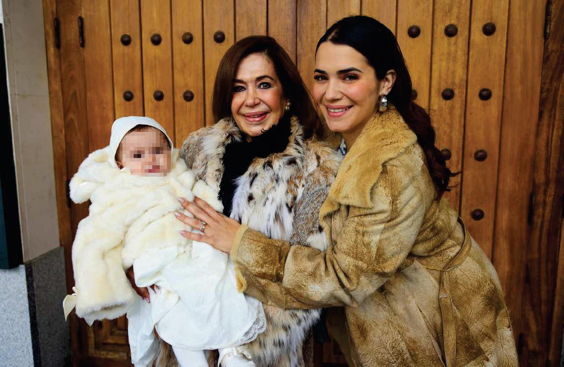 ELENA TABLADA con sus hijas en el bautizo de su sobrina