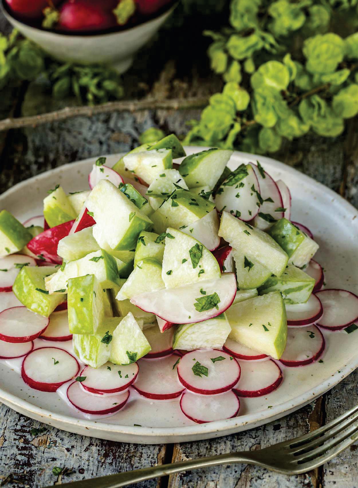 Ensalada de rabanitos y manzana
