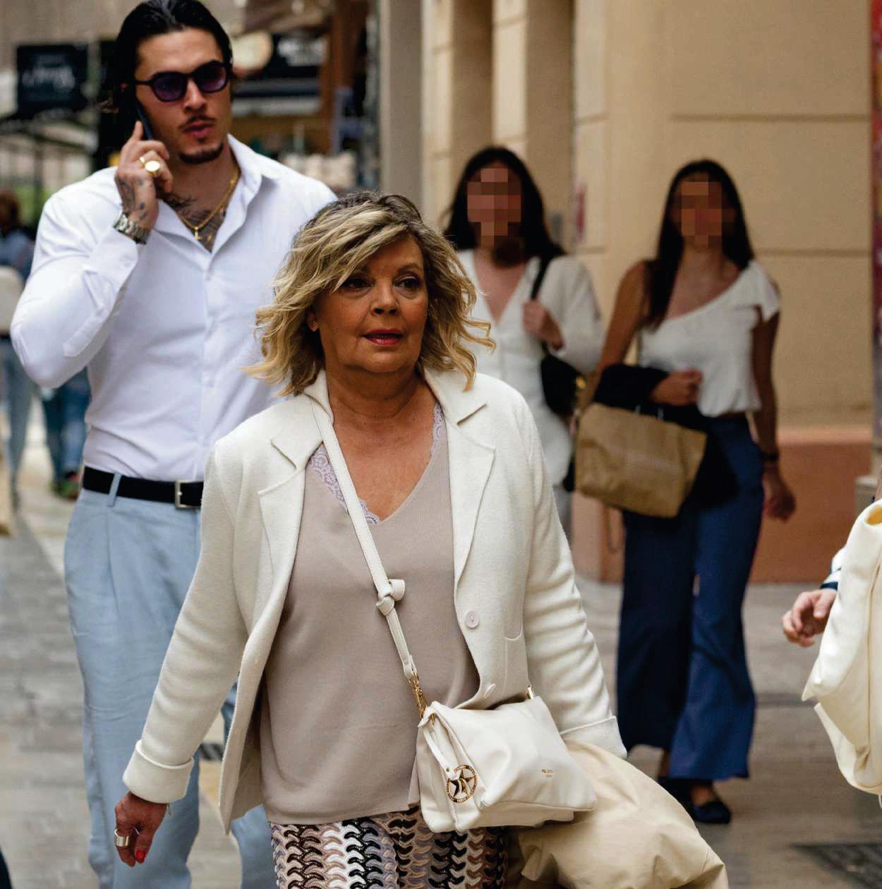 TERELU CAMPOS Semana Santa en Málaga con su hija, su nieto y su yerno