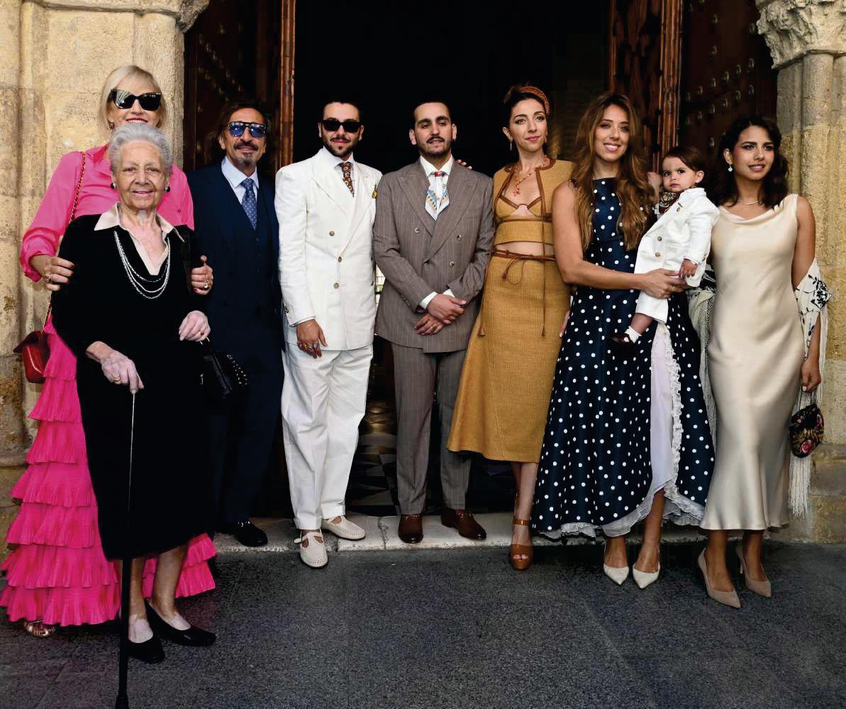 LOS CARMONA reúnen a toda la familia en el bautizo de su primer nieto