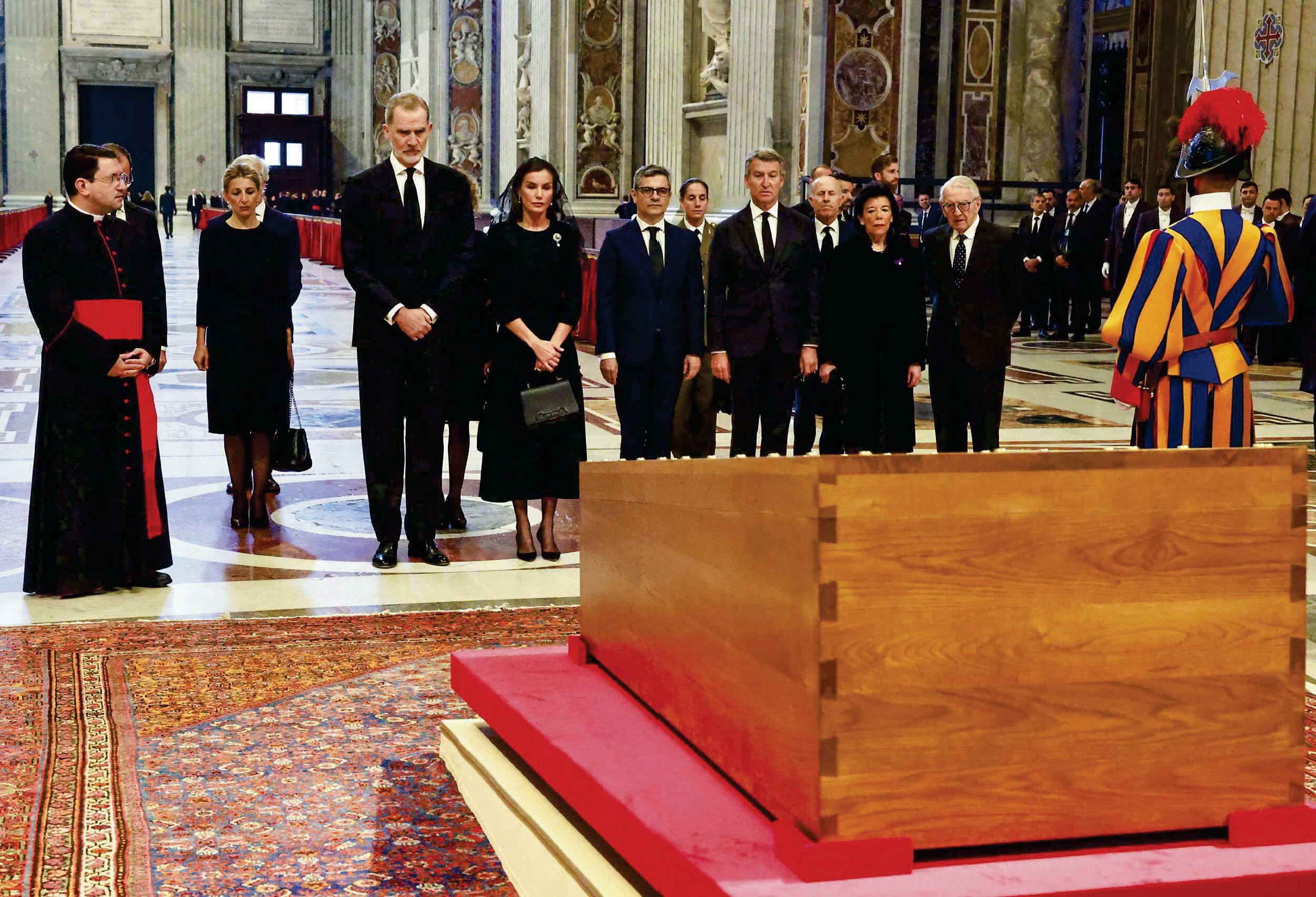 FELIPE Y LETIZIA dan el último adiós al papa Francisco