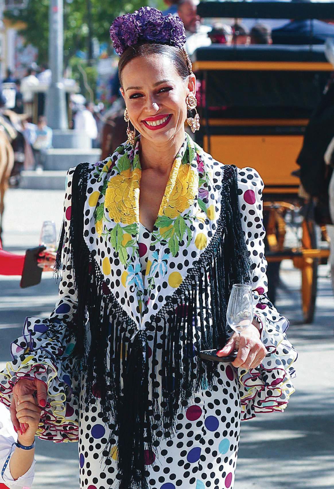 EVA GONZALEZ días de Feria con su hijo