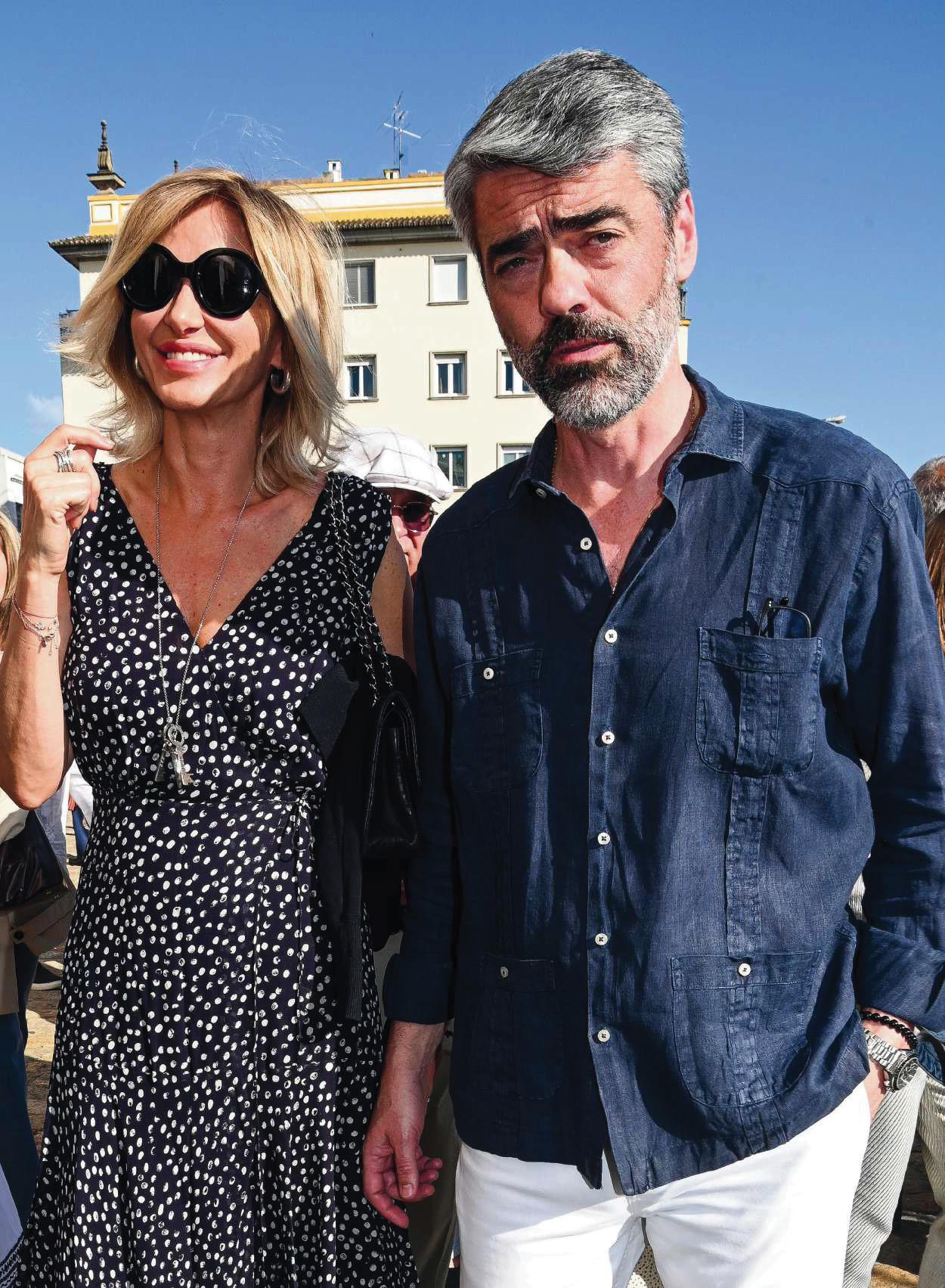 SUSANNA GRISO disfruta de los toros con Luis Enríquez en Sevilla