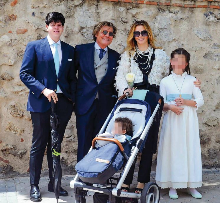 SOFÍA MAZAGATOS emocionada en la comunión de su hija